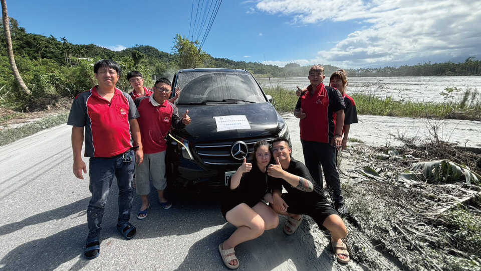 萬馬騰租車花絮集錦-一句話出發花蓮|萬馬騰租車九人座包車載志工團隊投入救災行動的圖片 萬馬騰租車花絮集錦-一句話出發花蓮|萬馬騰租車九人座包車載志工團隊投入救災行動的圖片